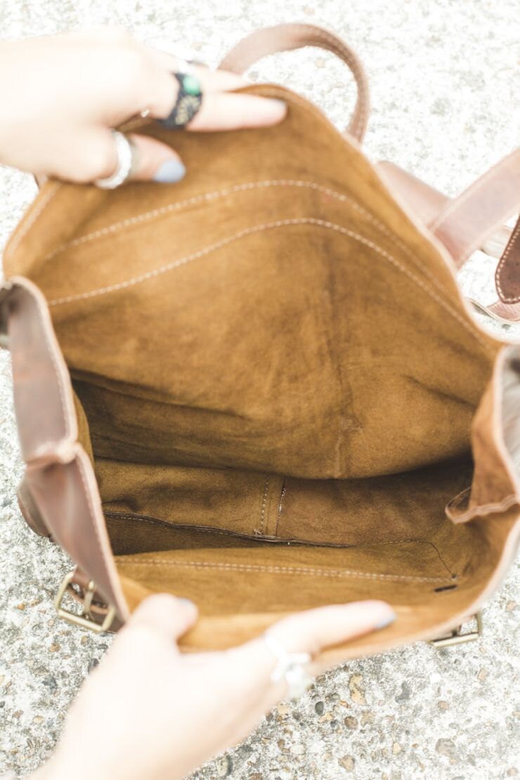 Hunter Leather Messenger Backpack In Stressed Brown