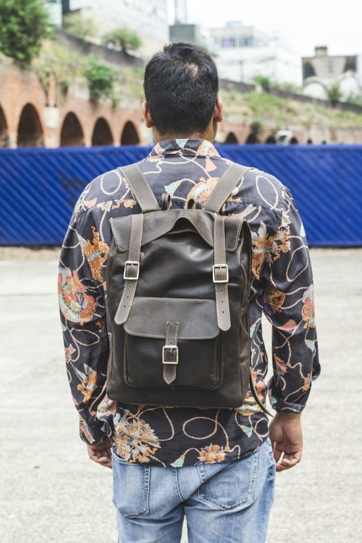 Hunter Leather Messenger Backpack In Coco Brown