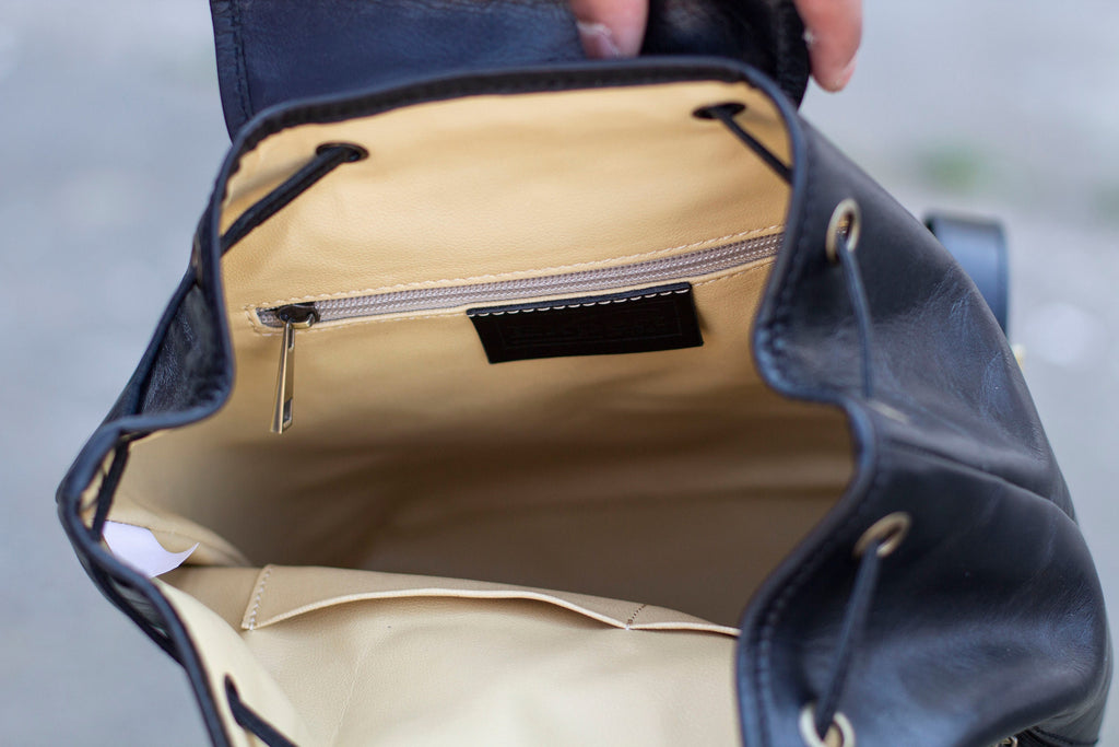 Leather Backpack With Pockets In Matte Black