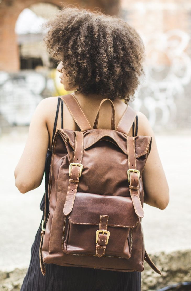 Hunter Leather Messenger Backpack In Stressed Brown